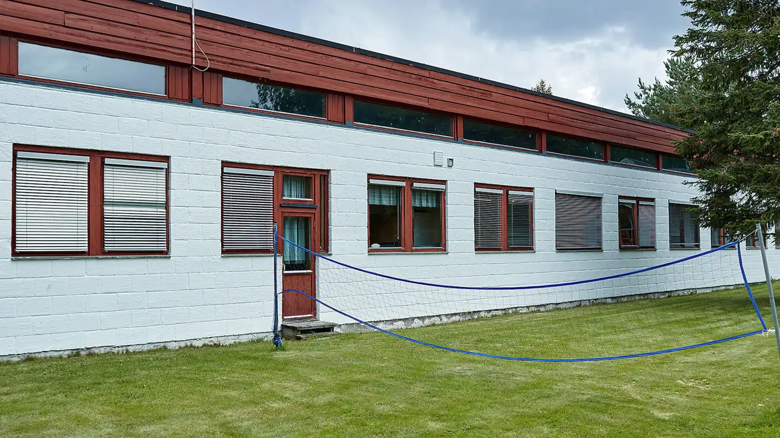 Uteområde med volleyballnett